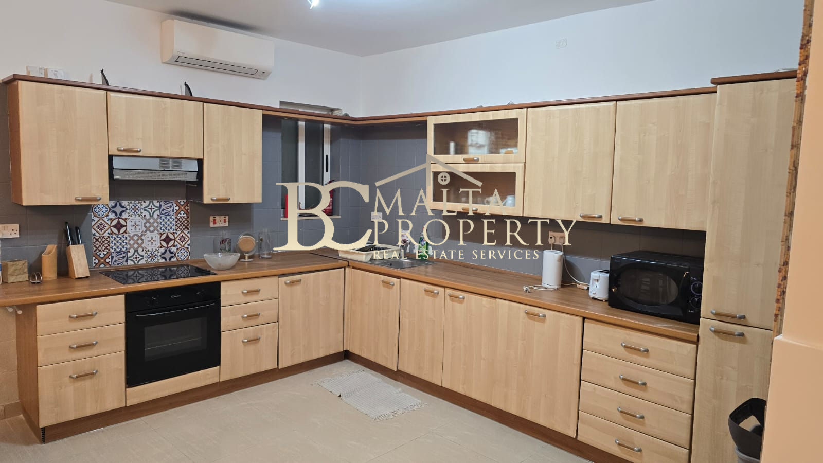 St Julian Spinola behind Mc Donalds Spacious 2 Bedroom / 2 Bathroom Apartment