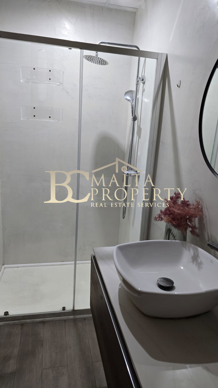 St Julian Spinola behind Mc Donalds Spacious 2 Bedroom / 2 Bathroom Apartment