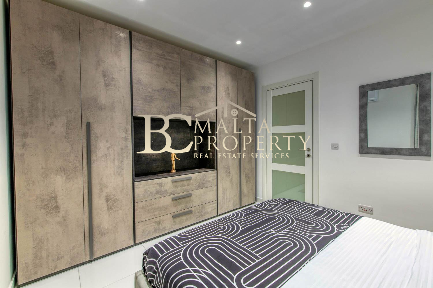 St Julians Spinola behind BNF Bank 3 Double Bedroom / 3 Bathroom Penthouse with Garage