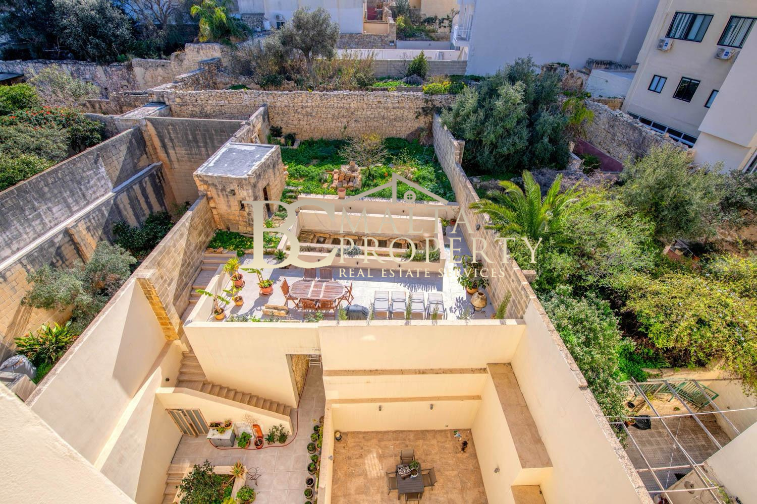 St Julians Spinola behind BNF Bank 3 Double Bedroom / 3 Bathroom Penthouse with Garage