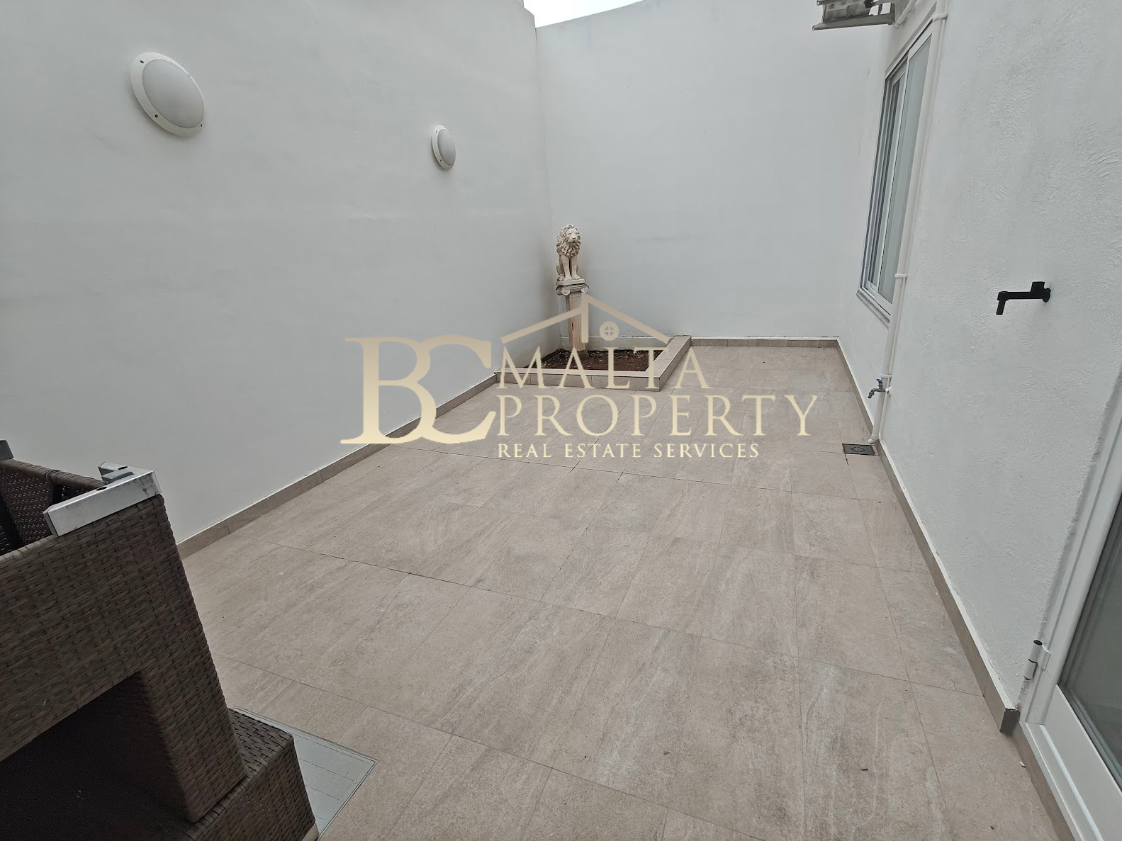 Pembroke first time on the market New 2 Bedroom Apartment with Backyard