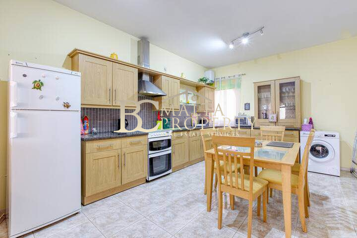 Marsascala, Zonqor, 2 bedroom Apartment with side sea View from it Balcony