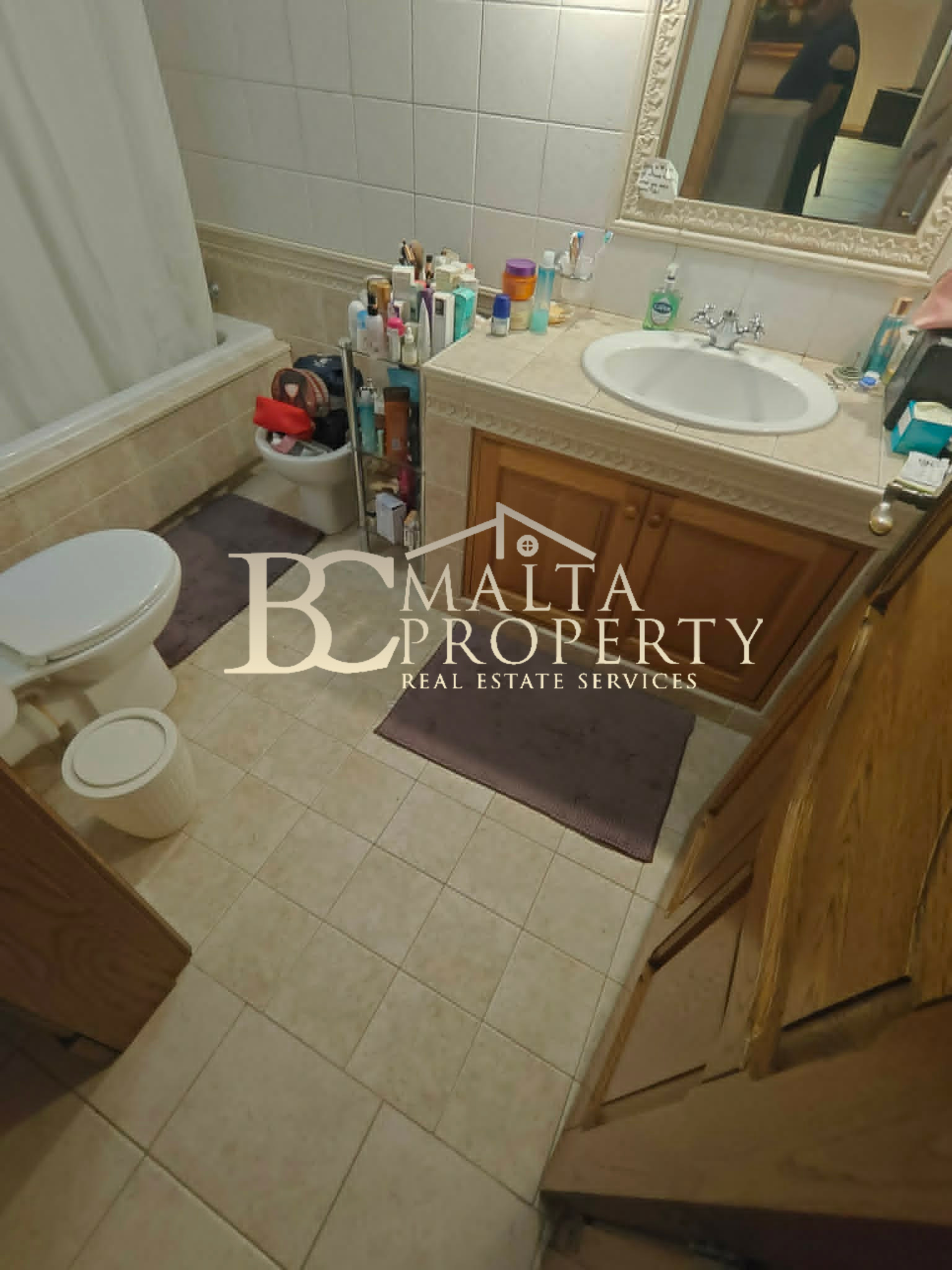 Rabat Very Spacious 3 Bedroom, 3 Bathroom+  Office room: 1st floor Maisonette with Large Roof Terrace and Optional Garage